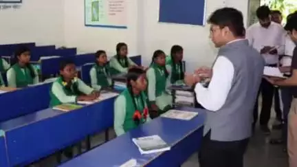 जामा: उपायुक्त ने जामा प्रखंड कार्यालय और कस्तूरबा गांधी बालिका आवासीय विद्यालय का किया निरीक्षण