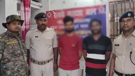 कोडरमा: कोडरमा स्टेशन परिसर में 48 बोतल बीयर के साथ दो व्यक्ति गिरफ्तार