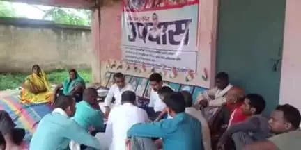 चिनिया: जमीन विवाद को लेकर चिनीयां के अनिल राम का आमरण अनशन दूसरे दिन भी जारी, बोले- हक मिलेगा या जान जाएगी