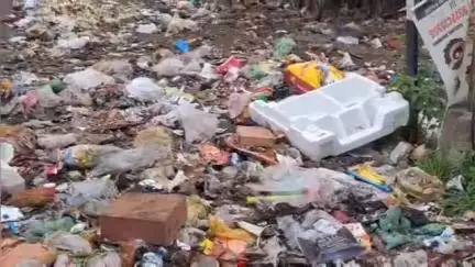 शहरातील बजाज परिसरात शाळेतील विद्यार्थ्यांचा चक्क कचऱ्यातून रस्ता, स्वच्छतेची नागरिकांची मागणी