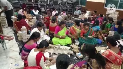 নলহাটি ২: ব্লকের সভাকক্ষে জোর কদমে চলছে দিঘার জগন্নাথ দেবের মহাপ্রসাদ প্যাকিংয়ের কাজ; উপস্থিত BDO, জয়েন্ট BDO