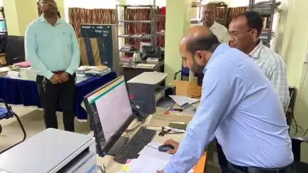 कोडरमा: उपायुक्त ने समाहरणालय स्थित निर्वाचन शाखा एवं पंचायत विभाग का किया निरीक्षण