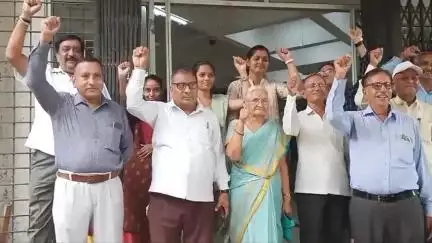 धुळे: ग्राहक संरक्षण परिषदेची बैठक घ्या, जिल्हाधिकारी कार्यालयात जिल्हाधिकाऱ्याकडे ग्राहक संरक्षण पदाधिकाऱ्यांची मागणी