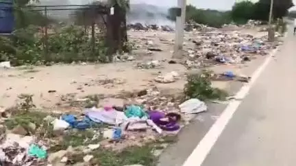 శంకరంపేట ఏ: పెద్ద శంకరంపేటలో ప్రధాన రహదారి పక్కనే చెత్తను పారబోస్తున్న ప్రజలు, అవస్థలు పడుతున్న వాహనదారులు #localissue