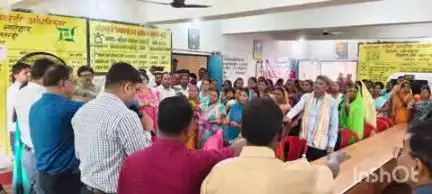 लातेहार: परसही पंचायत सचिवालय में डीडीसी द्वारा शिविर आयोजित कर जरूरतमंदों को वितरित किए गए 252 चश्मे