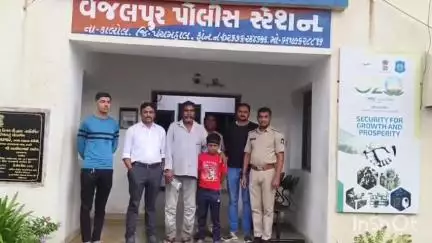 કાલોલ: સગીર વયના ગુમ થયેલ બાળકને શોધી કાઢી તેના પરીવાર સાથે મિલન કરાવતી શહેરની વેજલપુર પોલીસ સ્ટેશનની ટીમ