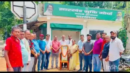 घाटशिला: झारखंड मुक्ति मोर्चा संपर्क कार्यालय घाटशिला में मनाई गई पूर्व उपमुख्यमंत्री सुधीर महतो की 69वीं जयंती