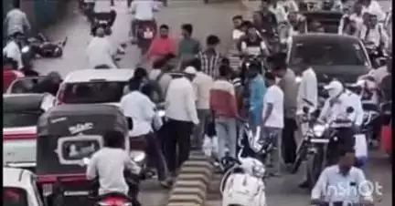 लातूर: शहरातील छत्रपती शिवाजी महाराज चौकातील भुयारी मार्गात बुलेट कटड्याला धडकून झाला अपघात, दोन तरुण गंभीर जखमी