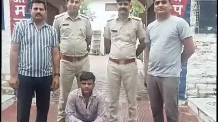 सावर: सावर थाना पुलिस ने NDPS मामले में फरार चल रहे एक आरोपी को किया गिरफ्तार, Alto कार में मिला था भारी मात्रा में डोडा पोस्त