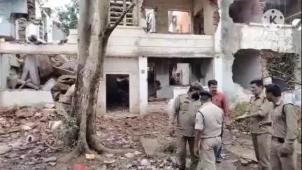 हुज़ूर: टीटी नगर इलाके में जर्जर सरकारी क्वार्टर ढहा, मलबे में दबकर एक व्यक्ति की हुई मौत