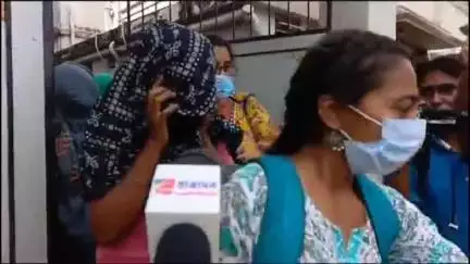 ব্যারাকপুর ১: মধুচক্র চালানোর অভিযোগে ভাটপাড়ার মাদরাল থেকে পুলিশের হাতে ধৃত সাতজন পুরুষ ও মহিলা