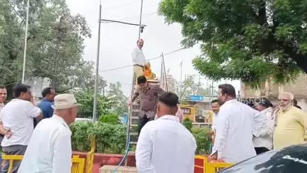 होशंगाबाद नगर: नर्मदापुरम में भाजपा कार्यालय के सामने स्थापित डॉ. भीमराव अंबेडकर की प्रतिमा पर अजाक्स संघ ने किया माल्यार्पण
