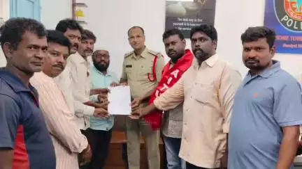 డోన్ ఫ్లై ఓవర్ కింద అక్రమంగా నిర్మిస్తున్న బంకులపై చర్యలు తీసుకోవాలని మున్సిపల్ కమిషనర్, సీఐకి AITUC నాయకుల వినతి