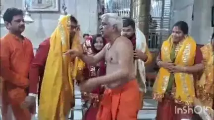 उज्जैन शहर: विश्व प्रसिद्ध बाबा महाकाल मंदिर में गोरखपुर के श्रद्धालुओं ने बाबा महाकाल को चाँदी का छत्र किया अर्पित