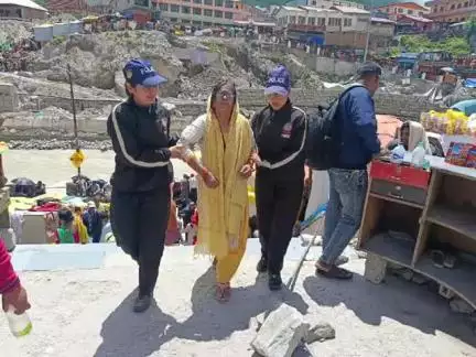 जोशीमठ: बद्रीनाथ में उत्तराखंड पुलिस का सराहनीय कार्य, बेहोश हुई बुजुर्ग महिला को महिला फायरमैन ने दी मदद; साथियों से भी मिलवाया