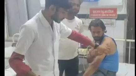 पाली: केशव नगर में सांप पकड़ते समय सांप ने युवक को काटा, सांप को डब्बे में डालकर अस्पताल लाया युवक