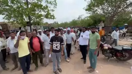 डीग: मेला मैदान डीग में बन रही चौपाटी का हुआ विरोध, महाराजा सूरजमल यूथ ब्रिगेड के कार्यकर्ताओं ने नगर परिषद पर किया प्रदर्शन