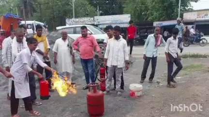 पिपरा: अग्निशमन विभाग ने हरिहरगंज शहर के कई स्थानों पर दिया आग से बचाव का प्रशिक्षण