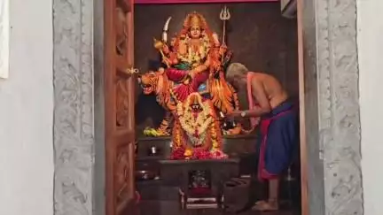 సంత చెరువు వద్ద ఉన్న కనకదుర్గమ్మ ఆలయ అర్చకుడికి ధార్మిక పరిషత్ నుంచి జీతం మంజూరు చేయాలని డిప్యూటీ కమిషనర్ రమేష్ బాబు ఆదేశం