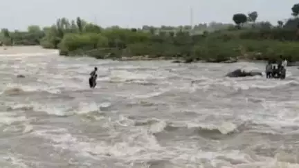 हिण्डोली: नमाना कस्बे से निकल रही घोड़ा पछाड़ नदी में नहाते समय चक्कर आने से तेज बहाव में बही महिला, ग्रामीणों ने बचाई जान