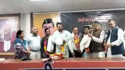 चम्पावत: वर्ष 1975 में आपातकाल के दौरान जेल जाने वाले सत्याग्रहियों के आश्रितों को बीजेपी कार्यकर्ताओं ने किया सम्मानित