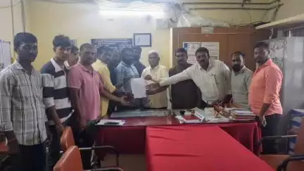 ముధోల్: కోతులు, వీధి కుక్కలు దాడి చేస్తున్నాయని చర్యలు చేపట్టాలని భైంసాలోని 12వార్డు వాసులు మున్సిపల్ కమిషనర్ రాజేష్‌కు వినతి