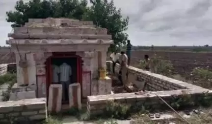 అలంపూర్: మానవపాడు మండల పరిధిలోని పురాతన ఆంజనేయ స్వామి ఆలయంలో గుప్త నిధుల కోసం తవ్వకాలు జరిపిన దుండగులు