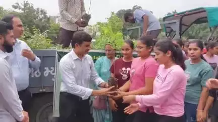 જૂનાગઢ: શહેરમાં બહાઉદીન કોલેજ ખાતે વિશ્વ પર્યાવરણ દિવસની ઉજવણી અંતર્ગત કલેકટર,સાંસદ સહિતનાઓ દ્વારા વિનામૂલ્ય રોપા વિતરણ કરાયા