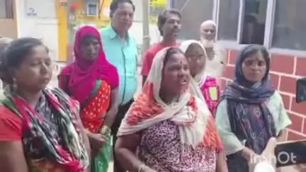 खाजा नगर येथे भरधाव कारच्या धडकेत नगरपरिषदेच्या कंत्राटी महिला स्वच्छता कर्मचाऱ्याचा मृत्यू
