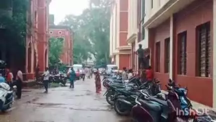 পুরুলিয়া ২: আদালতের নতুন ভবনে বসার জায়গা না থাকা, জলের ব্যবস্থা না থাকা সহ বেশ কয়েকটি সমস্যাকে সামনে রেখে কর্মবিরতি #jansamasya