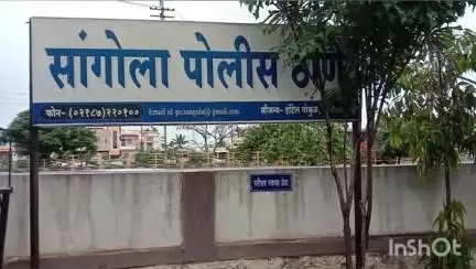 सांगोला: मिरज महामार्गावरील काळूबाळूवाडी हद्दीत सिमेंट वाहतूक करणाऱ्या ट्रकला कार धडकली; महिला ठार