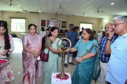 गोरखपुर: ग्रीष्म कालीन 'चित्रकला कार्यशाला' के अंतिम दिवस विश्वविद्यालय के कन्वेंशन हॉल में प्रदर्शनी कलायात्रा का हुआ आयोजन