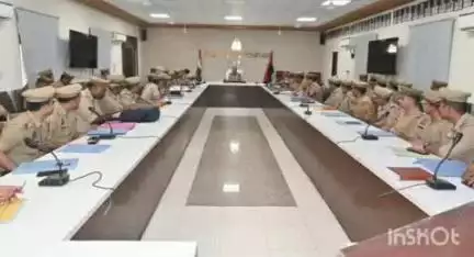 आगरा: महिला संबंधी अपराधों को लेकर अपर पुलिस आयुक्त ने पुलिस लाइन में एसीपी महिला अपराध व थाना प्रभारियों के साथ की गोष्ठी
