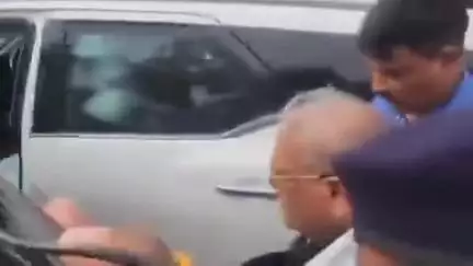 पत्रकार :~ मांझी जी " दामाद ” आयोग पर क्या कहिएगा ?

मांझी जी :~ तोहनी सब राजद के आदमी हो.