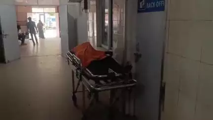 उन्नाव: गांधीनगर तिराहे पर होटल में शराब के नशे में पड़ा मिला अधेड़ व्यक्ति, जिला अस्पताल में डॉक्टरों ने किया मृत घोषित
