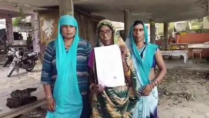 खागा: किशनपुर में दबंग देवर से परेशान विधवा महिला ने बेटियों के साथ DM और SP से लगाई गुहार, घर और जमीन में कब्जे का आरोप