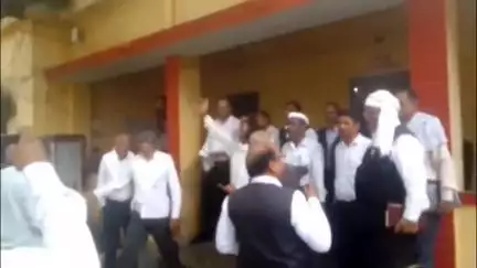 मिर्ज़ापुर: सदर तहसील प्रांगण में अधिवक्ता और राजस्व निरीक्षक के विवाद को लेकर अधिवक्ताओं ने तहसीलदार व कानूनगो के खिलाफ की नारेबाजी