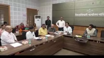 नाशिक: आणीबाणीमध्ये कारावास भोगलेल्या व्यक्तींचा जिल्हाधिकारी जलज शर्मा यांच्या हस्ते गौरव