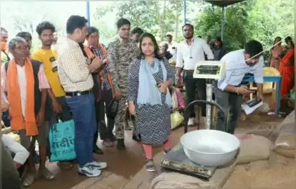 डिंडौरी: कलेक्टर ने ग्राम हर्रा में हरिहर राईस मिल और सुकुलपुरा में शासकीय उचित मूल्य दुकान का औचक निरीक्षण किया