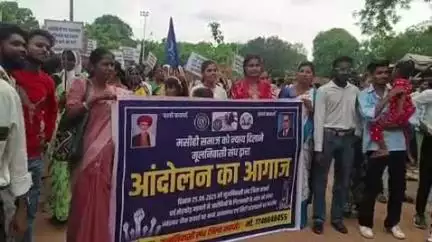कवर्धा: चर्च में तोड़फोड़ करने वाले मामले में आरोपियों की गिरफ्तारी की मांग को लेकर मसीही समाज ने कवर्धा थाने का किया घेराव