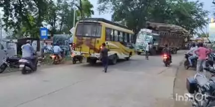 केवलारी: नगर केवलारी के अंदर लकड़ी से भरा ट्रक पलटने से बाल-बाल बचा