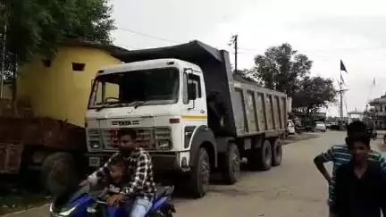 तरहसी: खान निरीक्षक ने तरहसी के सीमावर्ती इलाके में अवैध परिवहन पर बड़ी कार्रवाई करते हुए हाइवा, टिपर और ट्रैक्टर किए जब्त