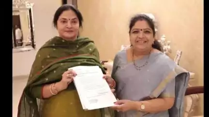 కొవ్వూరు: మంత్రి సంధ్యారాణితో కోవూరు ఎమ్మెల్యే ప్రశాంతి రెడ్డి భేటీ
