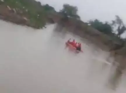 बारां: बारां मांगरोल मार्ग पर स्थित खेड़ली गांव की नदी में बहा युवक, एसडीआरएफ की टीम रेस्क्यू में जुटी