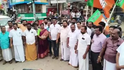 தேனி: தேனி மாவட்ட BJPயினர் தேனி நேரு சிலை அருகே திமுக அமைச்சர் ஆ.ராசாவை கண்டித்து புகைப்படம் கிழித்து ஆர்ப்பாட்டம் செய்தனர்