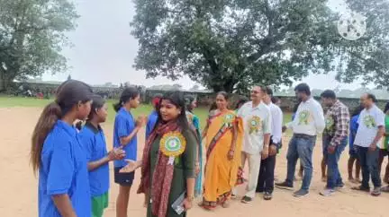 कर्रा: प्रखंड स्तरीय 64वीं सुब्रतो कप फुटबॉल प्रतियोगिता संपन्न, बीडीओ हुईं शामिल