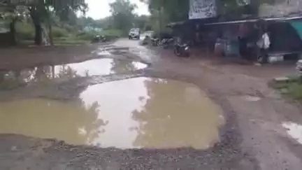 रायपुर: चँवड़िया में मुख्य सड़क के गड्ढे में भरा बारिश का पानी, ग्रामीण परेशान