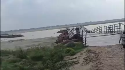 बिदुपुर: चकौसन जिमदारी घाट पर बंद पीपा पुल से बाइक और टेम्पू पानी में बहे, वीडियो आया सामने