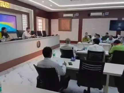 पूर्णिया पूर्व: महानंदा सभागार में जिलाधिकारी ने राजनीतिक दलों के प्रतिनिधियों के साथ की बैठक