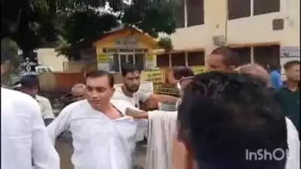 बिजनौर: बिजनौर जिला अस्पताल में टहल रहे जानलेवा हमले के आरोपी को पीड़ित पक्ष ने पकड़कर पुलिस को सौंपा